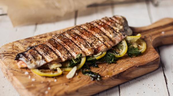 aperitive cu pastrav afumat si celebra branza de sibiu la targul de turism al romaniei