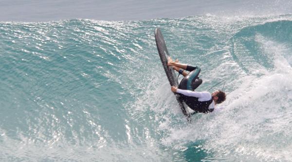incredibil atacat de un rechin un surfer s a salvat aplicandu i un pumn in nas