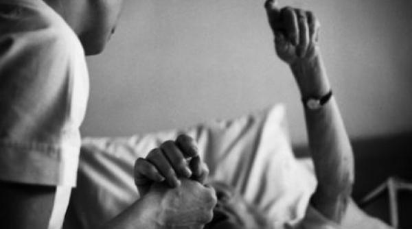 monstruos o infirmiera romanca surprinsa de camerele de supraveghere in timp ce bate si injura doi batrani in italia