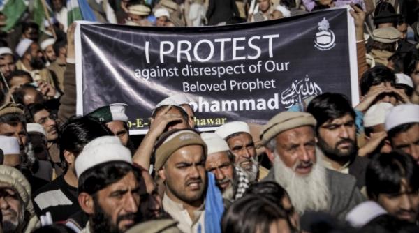 pakistan sute de manifestanti au blocat accesul in capitala islamabad pentru a cere demisia ministrului justitiei