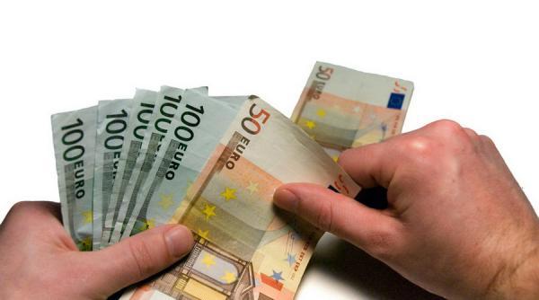 romanii au trimis in tara 2 45 miliarde euro