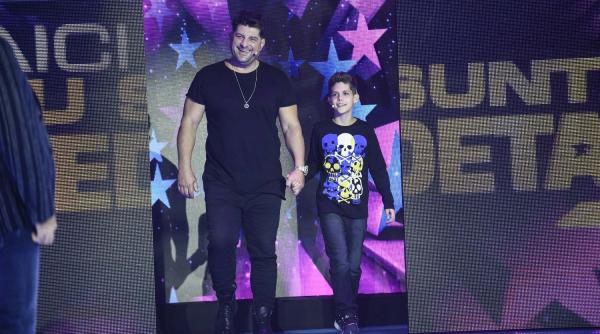 tavi colen mananca pe ascuns si isi roade unghiile