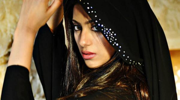 zane si mirese imbracate in negru la saptamana modei arabe de la dubai