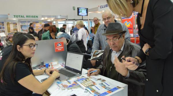 romanii stau la coada sa ia vacante ieftine