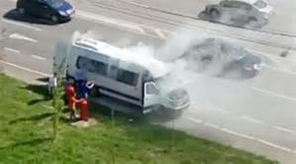 un microbuz a luat foc in capitala