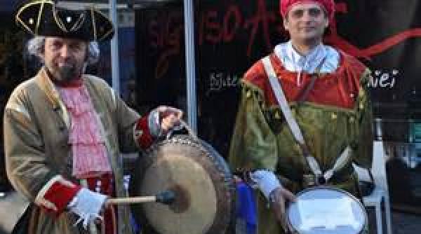 brasov expozitii targ medieval cortegiu cu torte si maraton al poeziei la festivalul etnovember 2017