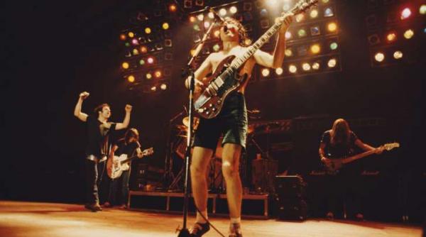 malcolm young cofondatorul trupei ac dc a murit la 64 de ani