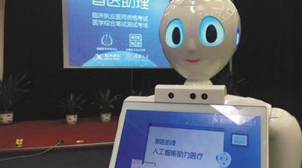 primul robot din china care a primit diploma de asistent medical
