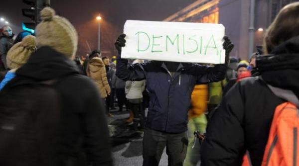 protest in piata victoriei peste 150 de persoane scandeaza lozinci antiguvernamentale
