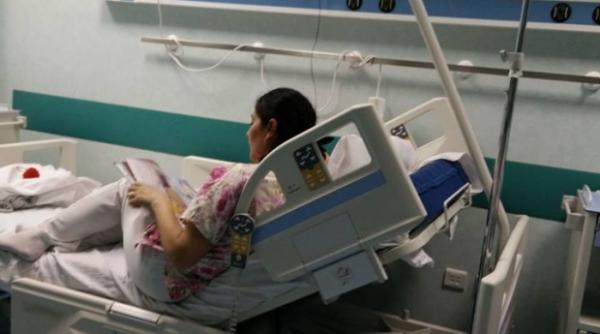 viral gestul facut de o asistenta de la spitalul grigore alexandrescu s a urcat in patul unei fetite de etnie roma si a inceput sa ii citeasca o poveste