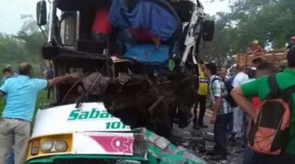 accident teribil un autocar a cazut intr o rapa bilant 14 morti si 35 de raniti