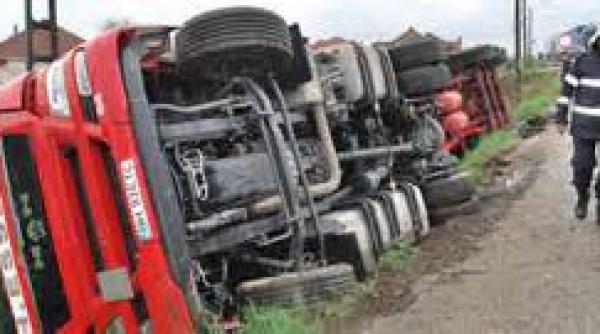 buzau pompierii au descarcat azotatul de amoniu din tir ul rasturnat pe dn 2c traficul a fost reluat