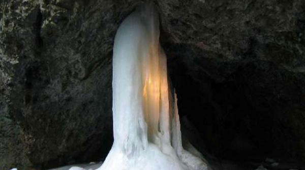 pestera unde se spune ca uriasii lui decebal pazesc aurul si unde gheata arde