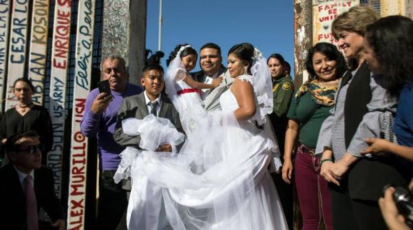 un american si o mexicanca s au casatorit la granita dintre cele doua tari