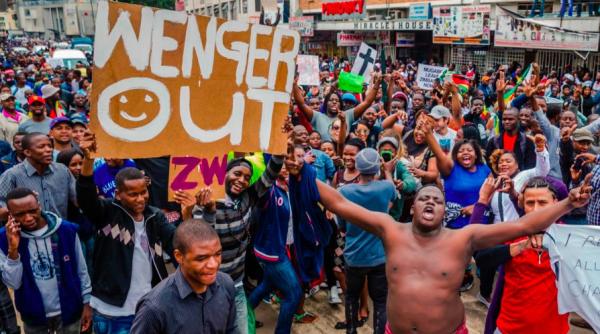 video robert mugabe si a dat oficial demisia lumea a sarbatorit pe strazi