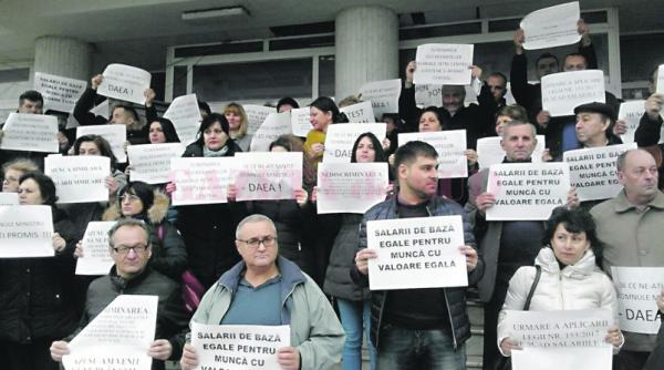 functionarii apia isi striga nemultumirile sub geamurile ministrului daea