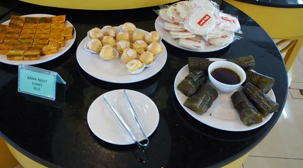 liviu varciu si andrei stefanescu sunt uimiti de mic dejunul vietnamez