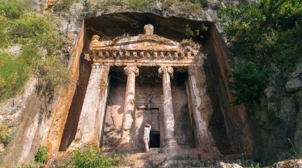 o fortareata cu o vechime de 3 000 de ani descoperita de cercetatori in lacul van din turcia
