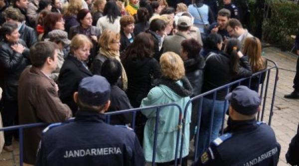 protest la parlament peste 200 de oameni s au adunat deja in parcul izvor