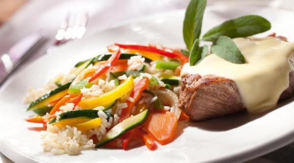 reteta zilei ceafa de porc cu branza si orez cu legume