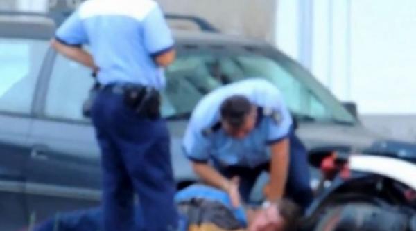 situatie incredibila la timisoara doi tineri au fost batuti din greseala de politisti dupa ce au fost confundati cu doi infractori