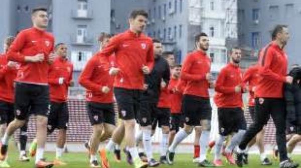 fotbal jucatorii lui dinamo il sustin pe tehnicianul vasile miriuta