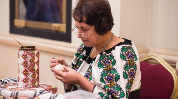 copiii au facut oale de lut in galeria comerciala the grand avenue