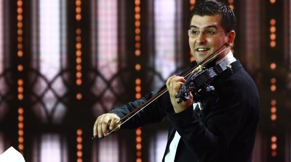 delia isi intalneste un coleg de la conservator pe scena iumor