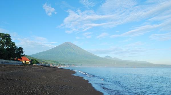 100 000 de oameni trebuie sa fie evacuati din calea vulcanului agung