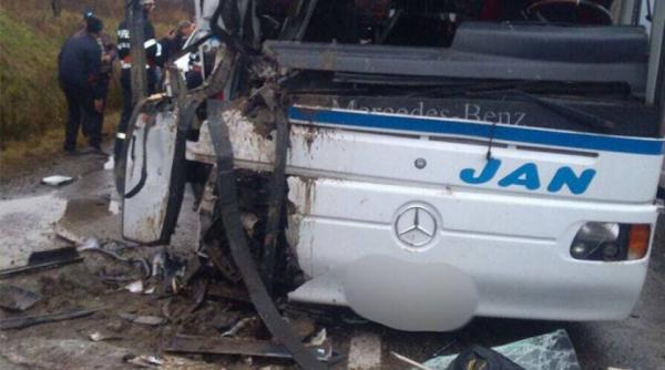 autobuz cu circa 50 de pasageri implicat intr un accident la vadul izei a fost activat planul rosu de interventie