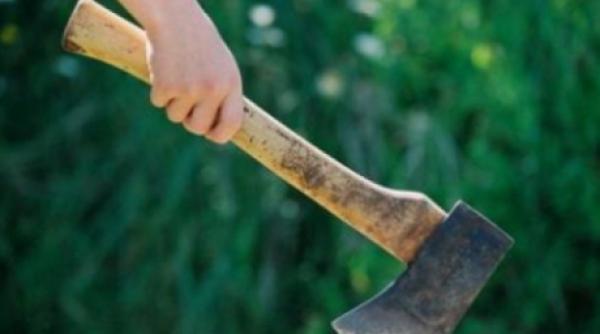 clipe de cosmar intr o familie din caras severin o mama si copilul ei sunt amenintati cu toporul chiar de capul familiei