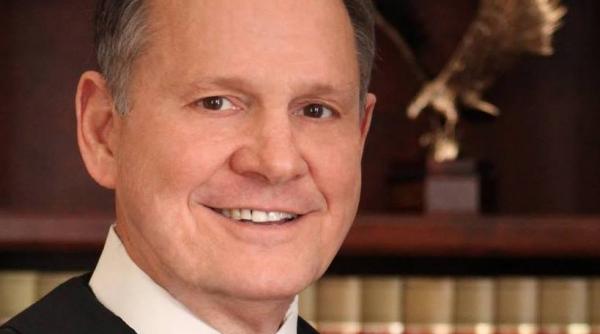 donald trump il apara pe roy moore in fata acuzatiilor de hartuire sexuala