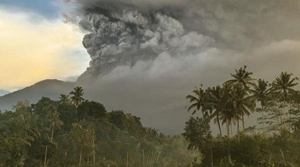 video 100 000 de oameni evacuati din cauza intensificarii activitatii vulcanului agung