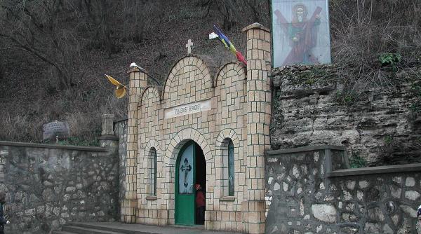 ceai pachete cu hrana rece si sarmale de post pentru pelerini la praznicul de la manastirea pestera sf andrei