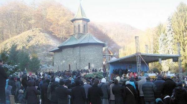 mii de pelerini au venit la manastirea prislop pentru a comemora 28 de ani de la moartea parintelui arsenie boca