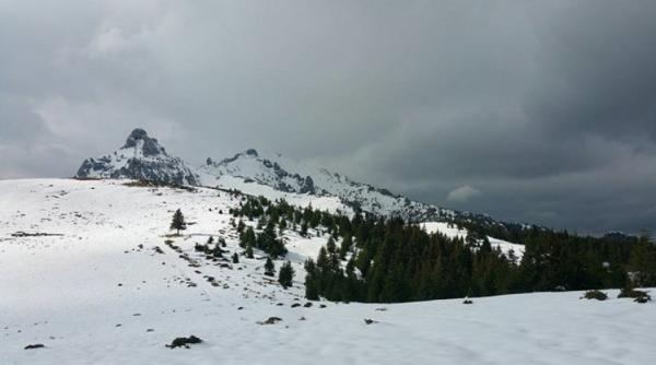 alerta pe valea prahovei salvamontistii ii avertizeaza pe turisti ca exista pericol maxim de avalansa