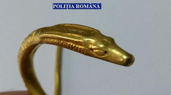 o bratara din aur cu insemne dacice ridicata de politisti de la un barbat din comuna optasi