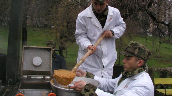 mese populare cu traditionala fasole cu carnati