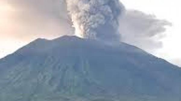 vulcanul agung continua sa expulzeze cenusa fara sa afecteze aeroportul bali