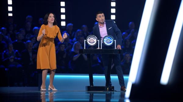 zana cu epoleti din fata marelui zid