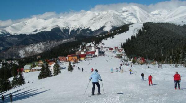 hunedoara peste 2 000 de turisti au schiat gratuit in straja de ziua nationala