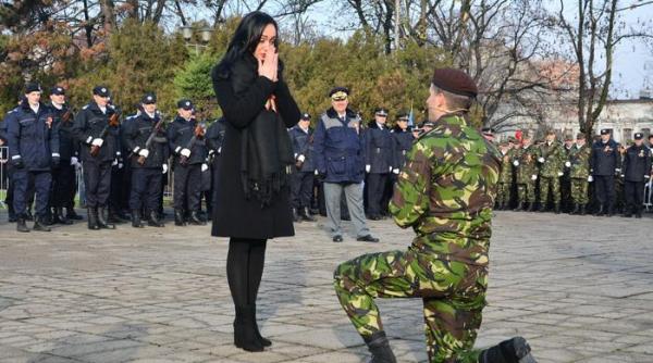moment emotionant la oradea in timpul ceremoniilor de ziua nationala un militar si a cerut iubita in casatorie