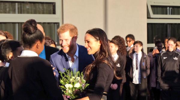printul harry si meghan markle intampinati cu entuziasm cu ocazia primului angajament public al lor