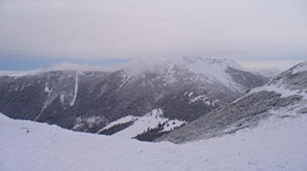 salvamontisti surprinsi de avalansa in muntii calimani