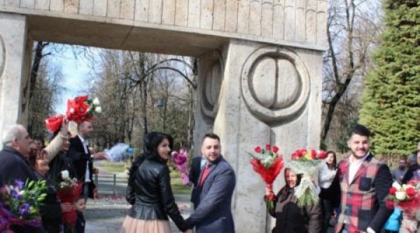 opt cupluri vor sa se casatoreasca la poarta sarutului in noaptea de anul nou