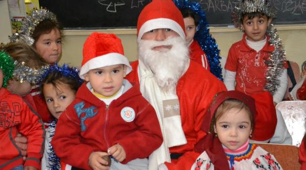 aproximativ 1 200 de copii au primit daruri in cadrul maratonului mosului actiune a crucii rosii