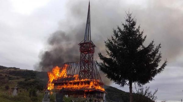 incendiu devastator la o biserica din lemn din satul vaideiu