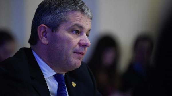 sute de romani ii cer demisia chiar pe pagina sa de facebook ministrul bodog reclamat la onu