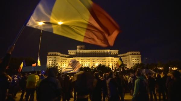 cateva sute de persoane protesteaza in fata parlamentului