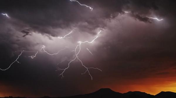 video spectacolul fulgerelor imagini dramatice din timpul unor furtuni de vara